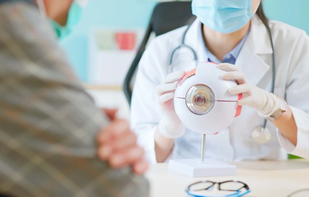Tumor en el ojo tipos causas y síntomas